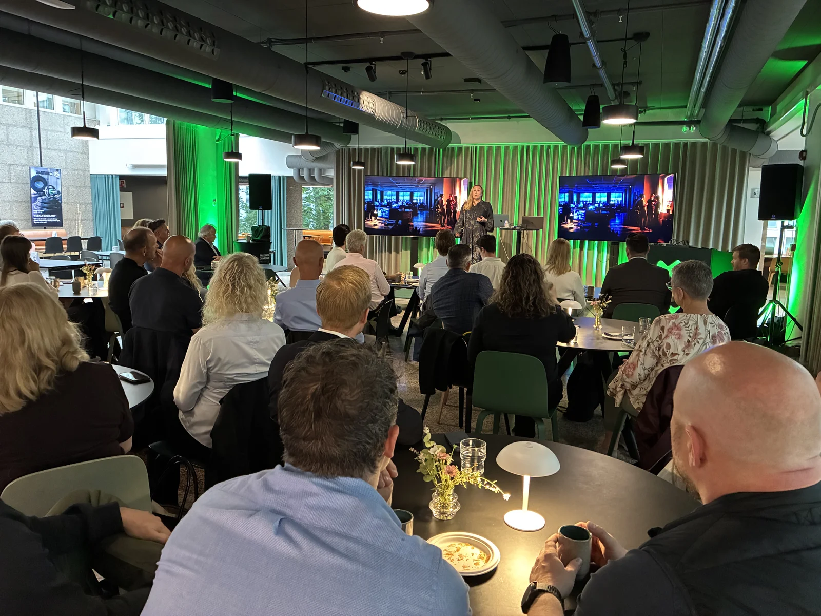amp. frokostmøte — full sal